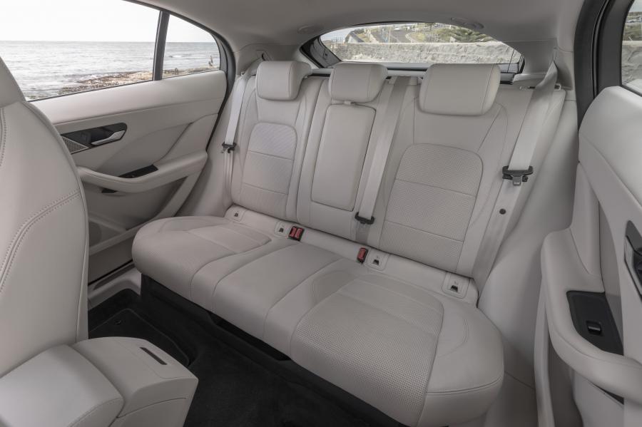 Интерьер Jaguar I-Pace EV400 AWD SE 2018 года  (AU) (фото 3 из 40)